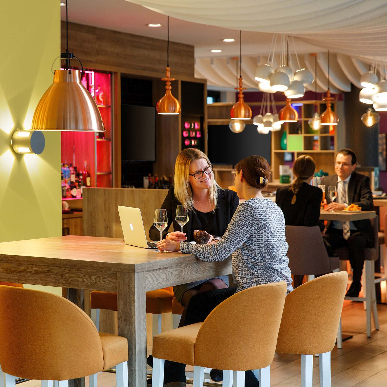 HolidayInn-Duesseldorf-Bar-Leute