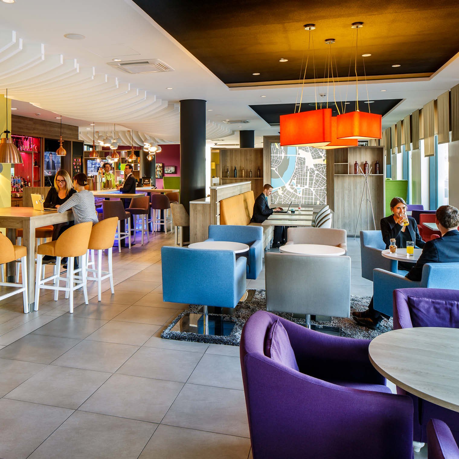 HolidayInn-Duesseldorf-Lobby-Bar-Leute