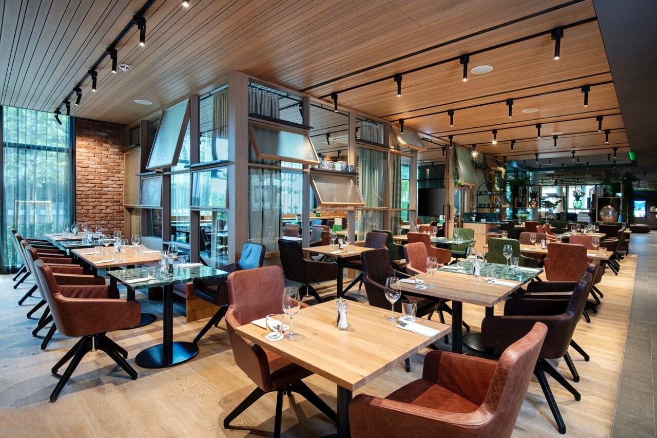 Groß (zpeex-holiday-inn-osnabruck-dining-seating06461)