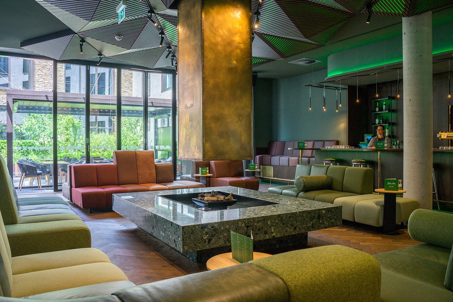 Holiday_Inn_Osnabrück_Lobby_Kamin