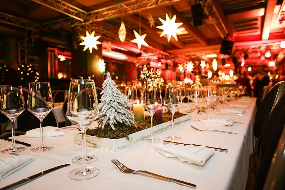 Weihnachtsfeier_festlicher tischAdobeStock_234656761 Weihnachtsfeier_festlicher tischAdobeStock_234656761