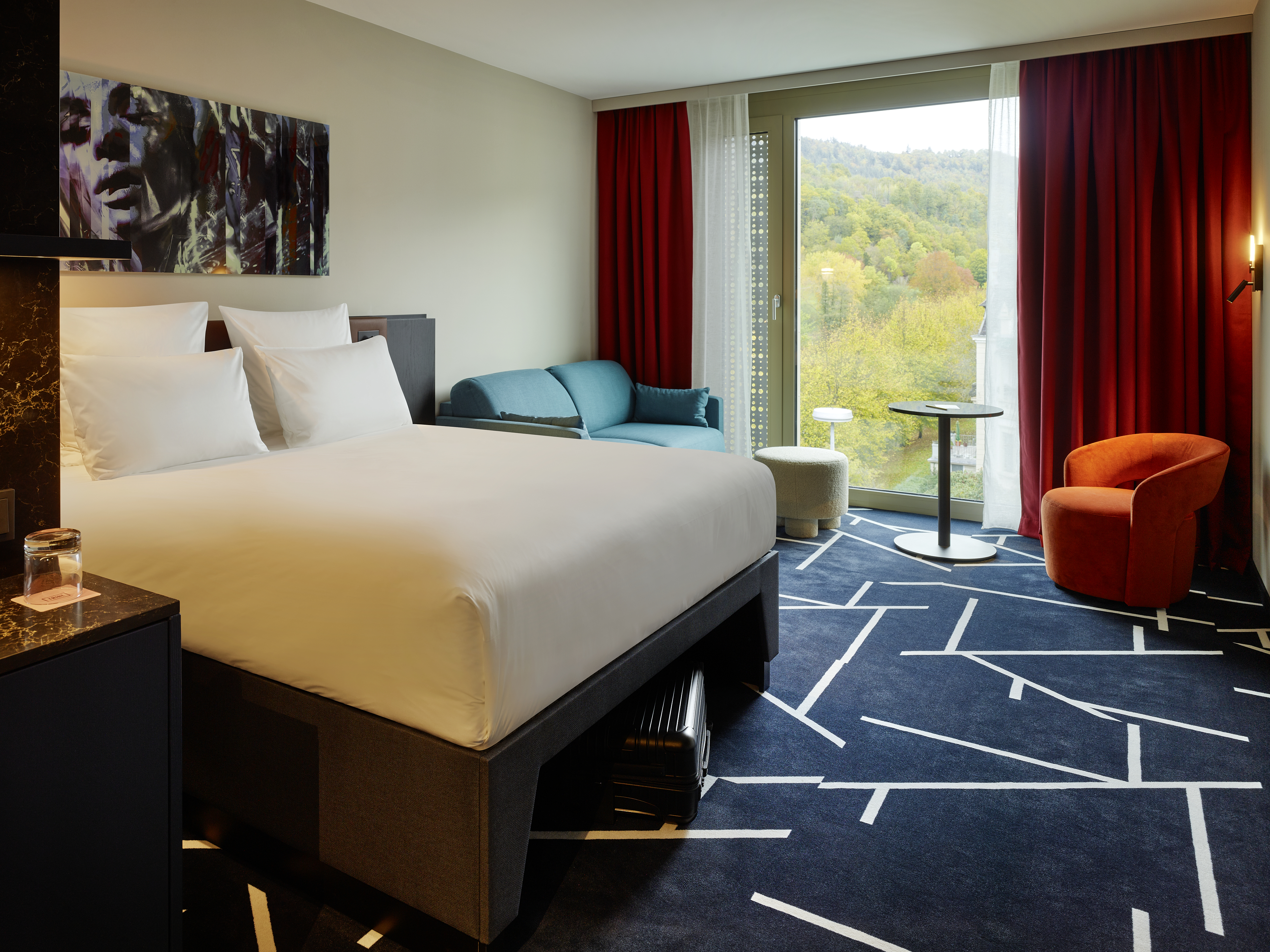 1. QEA_TRIBE_BAD_Rooms_601_01_var_3700px, Bett, Hotelzimmer